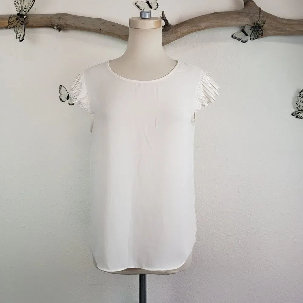 Banana republic cream blouse pleated cap sleeve
